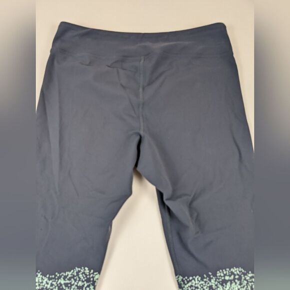 L. L. Bean Women's Boundless Performance Capri leggings grey pattern size Medium - Picture 3 of 9